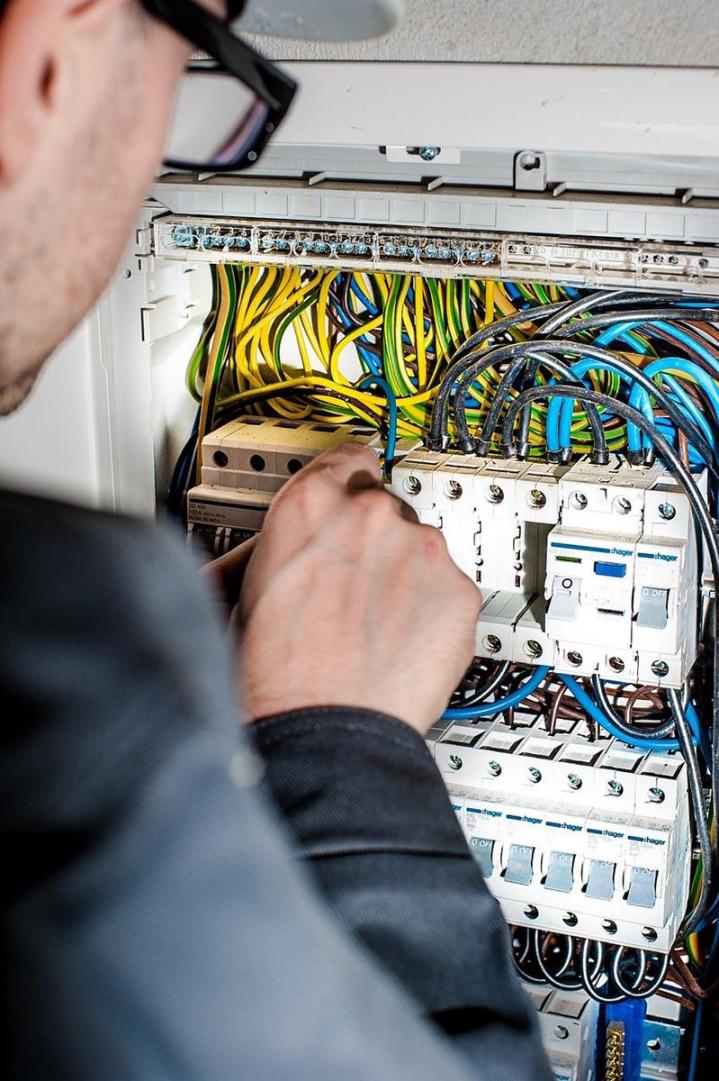 Électricien, Cuers